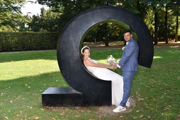 Brautpaar sn einer Skulptur in Duisburg